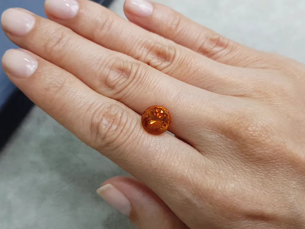 Clinohumite orange vif 3,88 carats, taille cercle, Afghanistan Image №2