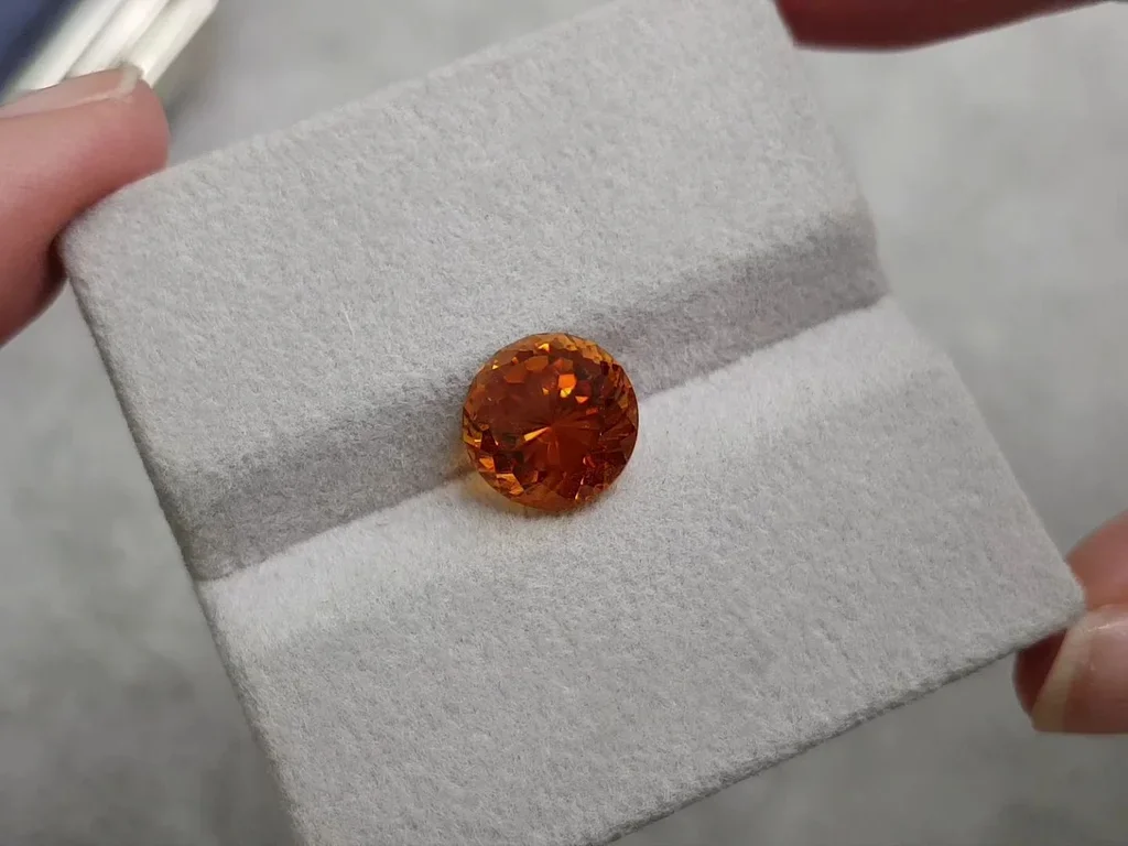 Clinohumite orange vif 3,88 carats, taille cercle, Afghanistan Image №3