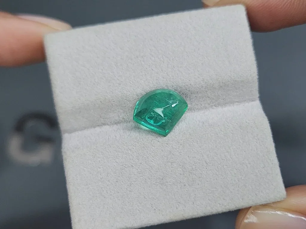 Esmeralda de talla cabujón elegante de 3,04 carats, Rusia Image №4