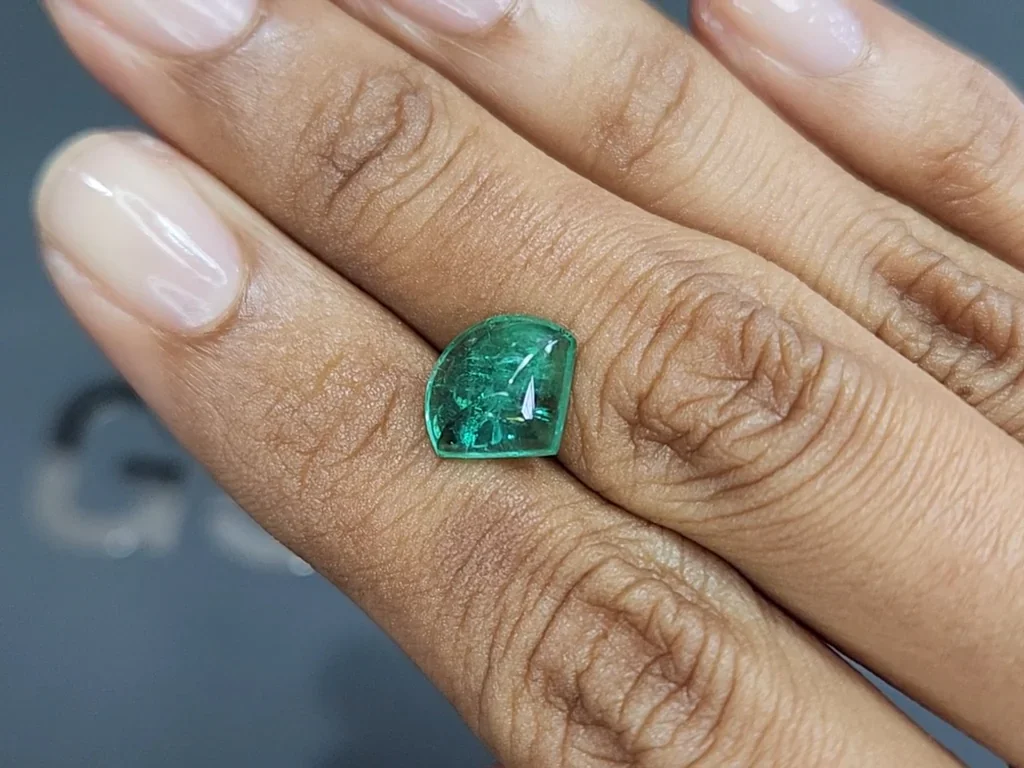 Esmeralda de talla cabujón elegante de 3,04 carats, Rusia Image №2