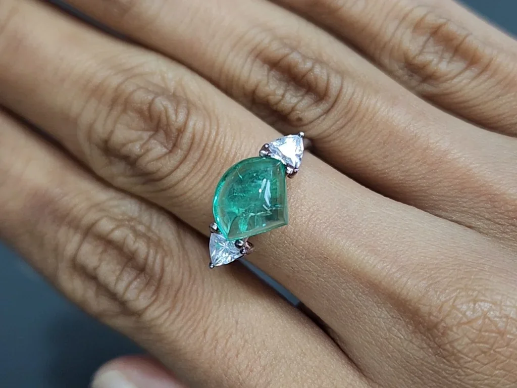 Esmeralda de talla cabujón elegante de 3,04 carats, Rusia Image №5