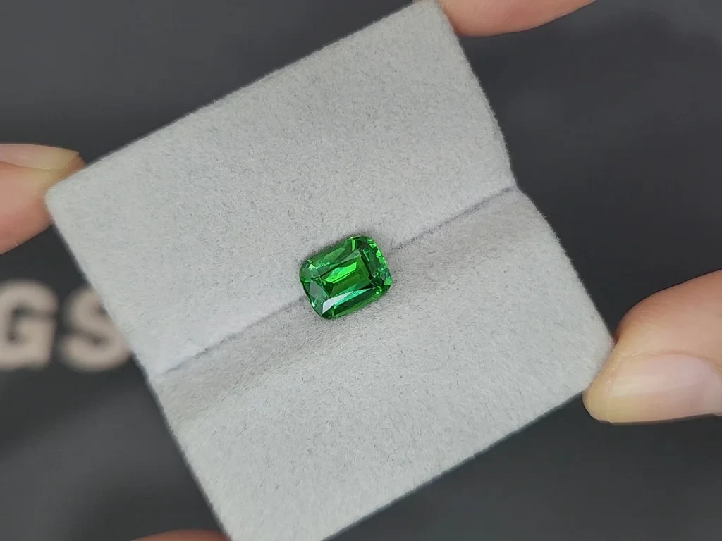 Un grenat tsavorite vert vif de 2,11 carats, taille coussin, Afrique. Image №4
