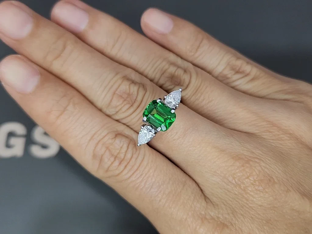 Un grenat tsavorite vert vif de 2,11 carats, taille coussin, Afrique. Image №5
