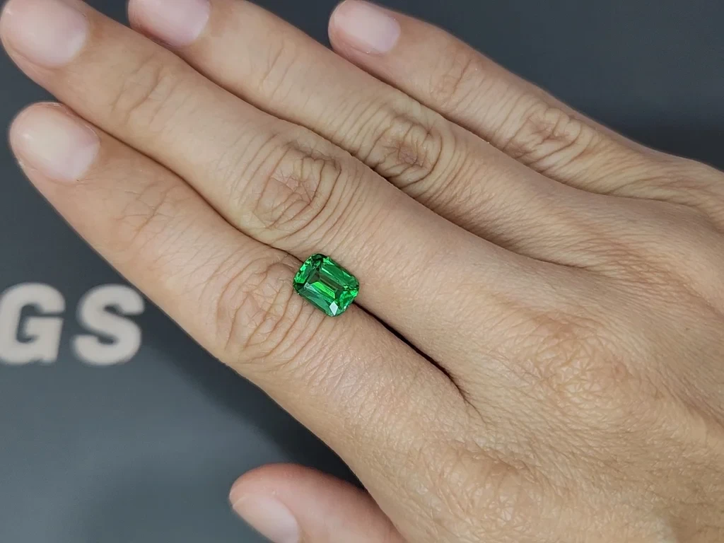 Un grenat tsavorite vert vif de 2,11 carats, taille coussin, Afrique. Image №2