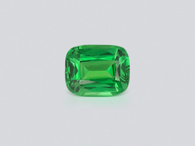 Un grenat tsavorite vert vif de 2,11 carats, taille coussin, Afrique. photo
