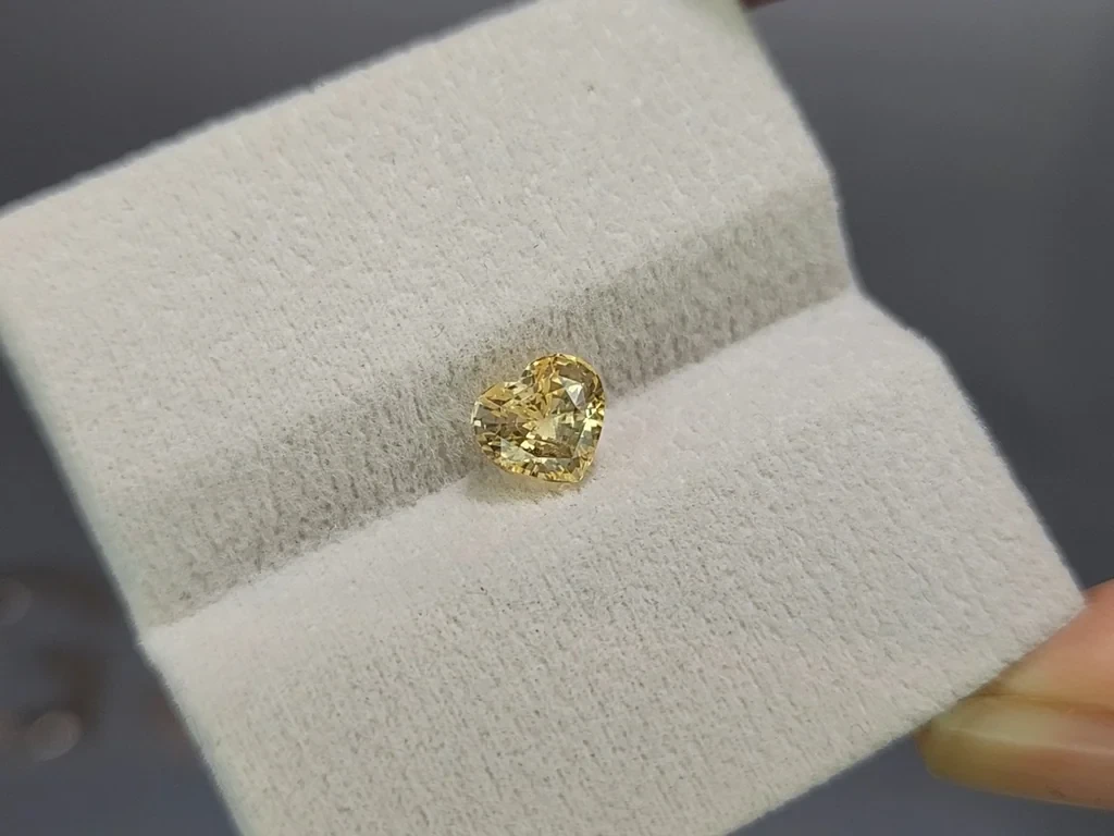 Unbehandelter gelber saphir im herzschliff 1,54 karat, Sri Lanka Image №4