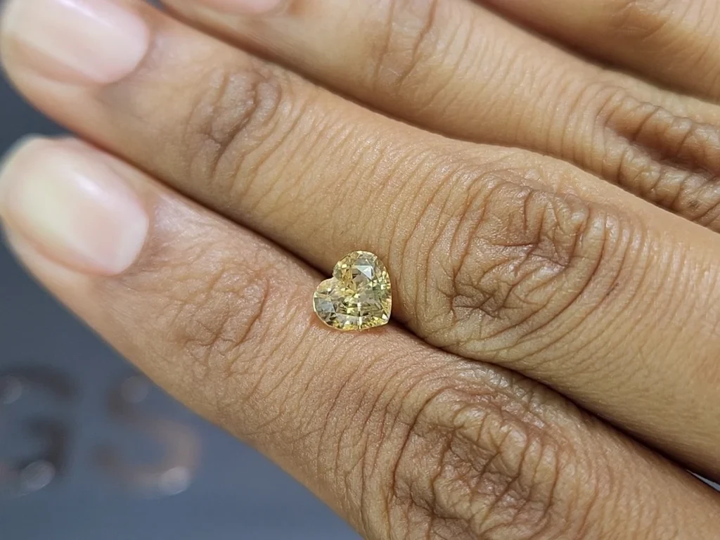 Unbehandelter gelber saphir im herzschliff 1,54 karat, Sri Lanka Image №2
