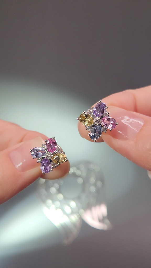 Ohrringe mit mehrfarbigen Saphiren (3,52 Karat) und Diamanten aus 18-karätigem Weißgold Image №2