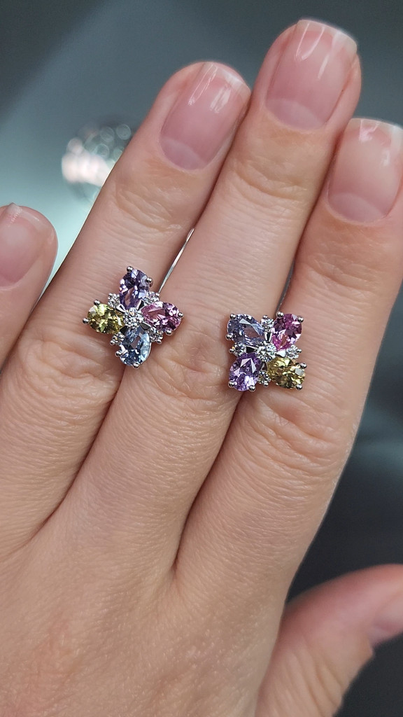 Ohrringe mit mehrfarbigen Saphiren (3,52 Karat) und Diamanten aus 18-karätigem Weißgold Image №3