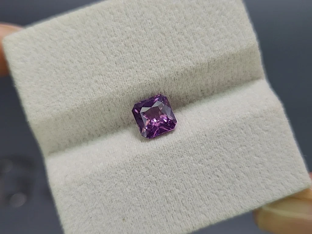 Ungeheizter violetter saphir im radiantschliff 1,59 karats, Madagascar Image №4