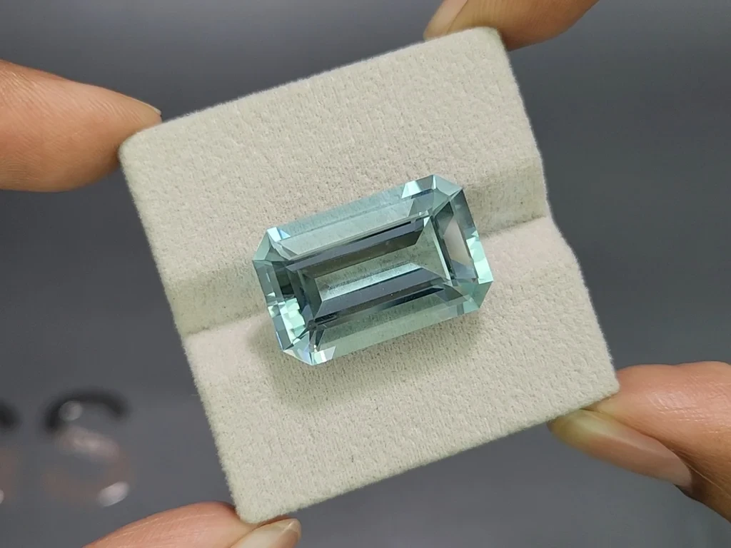 Large aquamarine octagon cut 21.32 carats,  Africa Image №4