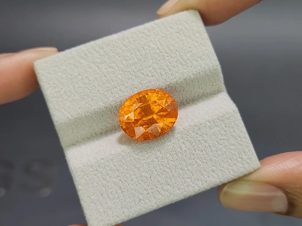 Spessartine Fanta taille ovale10,51 carats, Afrique Image №3