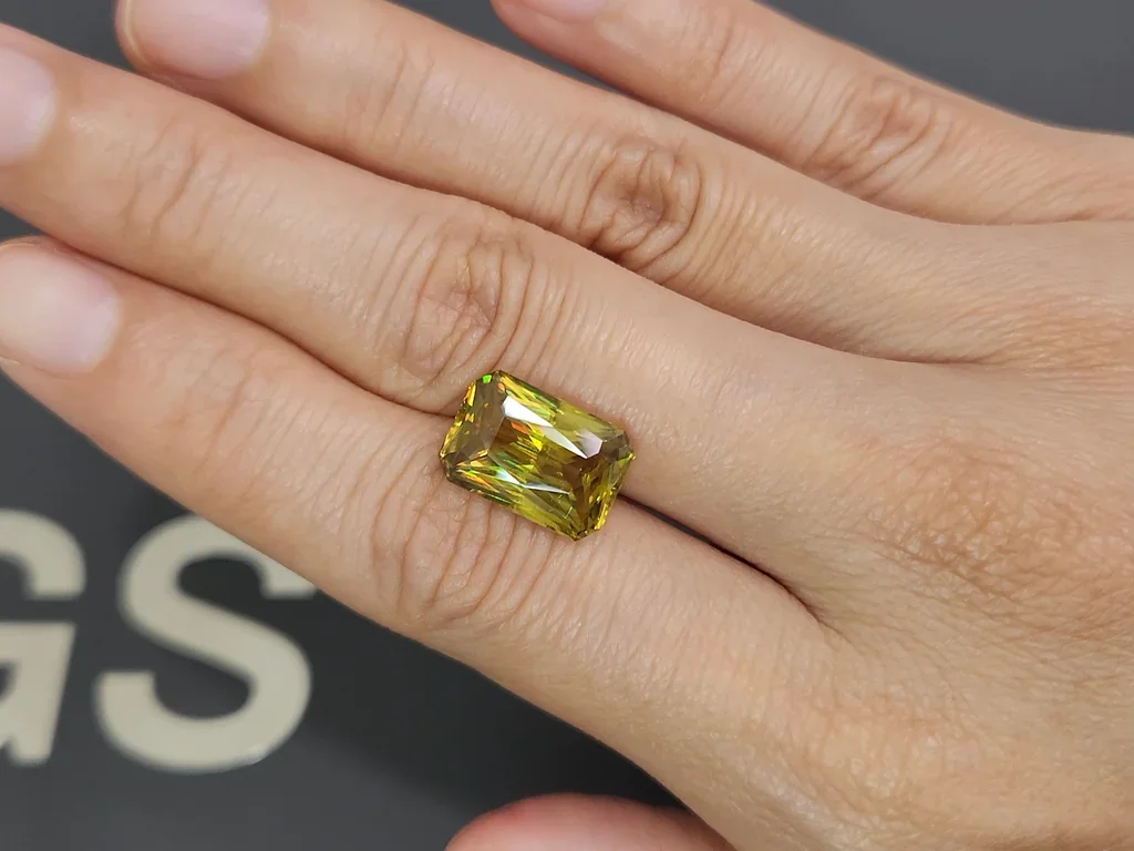 Sphen grün-gelber im кadiantschliff 7.38 carats, Madagaskar Image №2