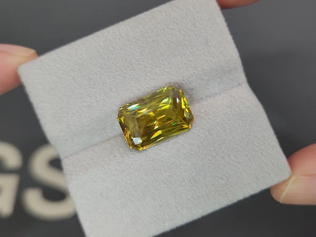Sphen grün-gelber im кadiantschliff 7.38 carats, Madagaskar Image №4