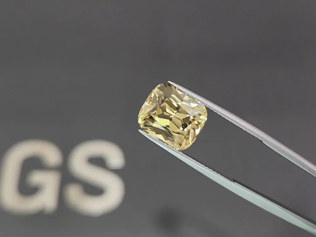 Yellow zircon cushion cut  10.67 carats, Tanzania Image №3