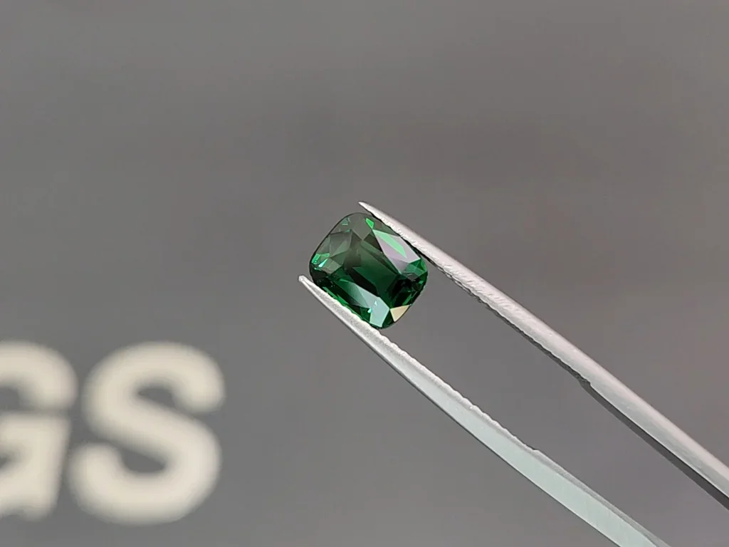 Tsavorit granat Lebendiger grüner im kissenschliff 2,58 carats, Tansania  Image №3