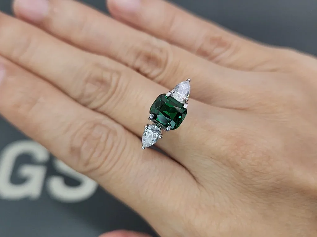 Tsavorit granat Lebendiger grüner im kissenschliff 2,58 carats, Tansania  Image №5