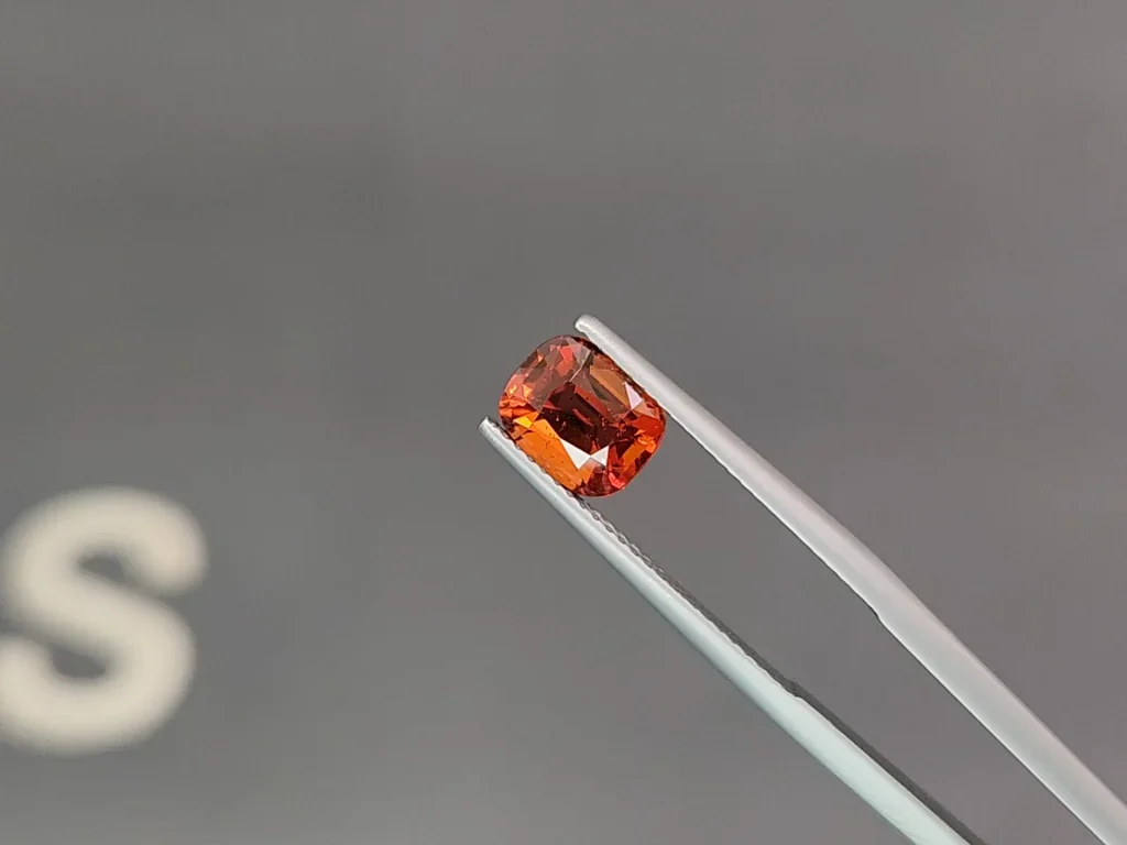Espesartina de talla cojín de color naranja brillante de 2,23 quilates, África Image №3
