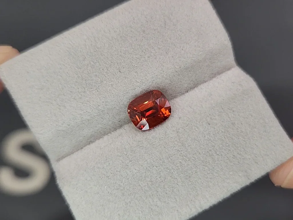 Espesartina de talla cojín de color naranja brillante de 2,23 quilates, África Image №4