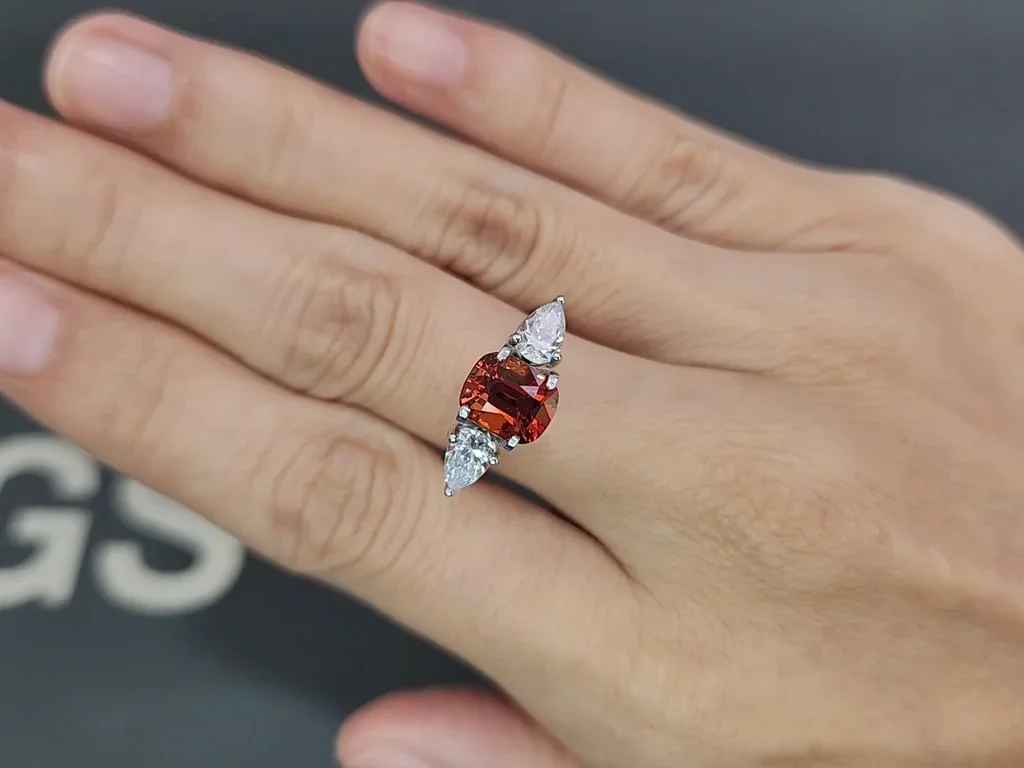 Espesartina de talla cojín de color naranja brillante de 2,23 quilates, África Image №5