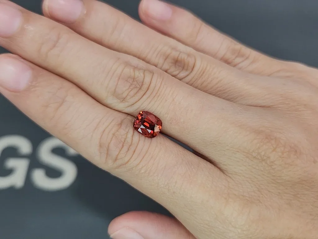 Espesartina de talla cojín de color naranja brillante de 2,23 quilates, África Image №2