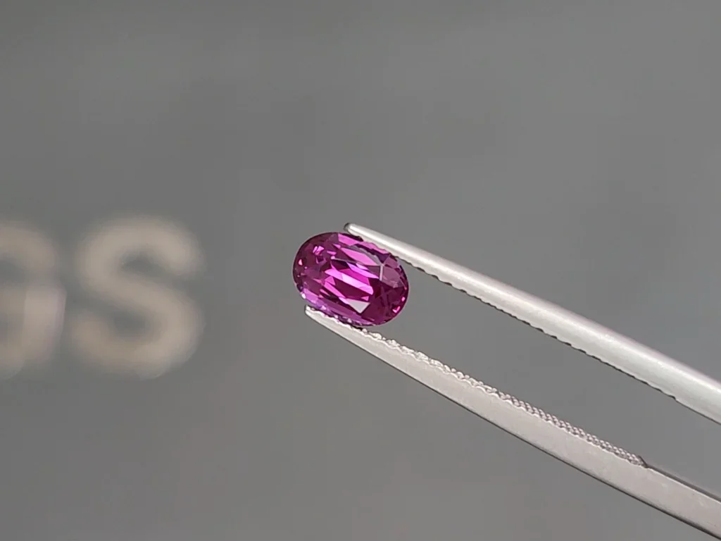 Zafiro púrpura de talla ovalada de 1,02 carats, Madagascar Image №3