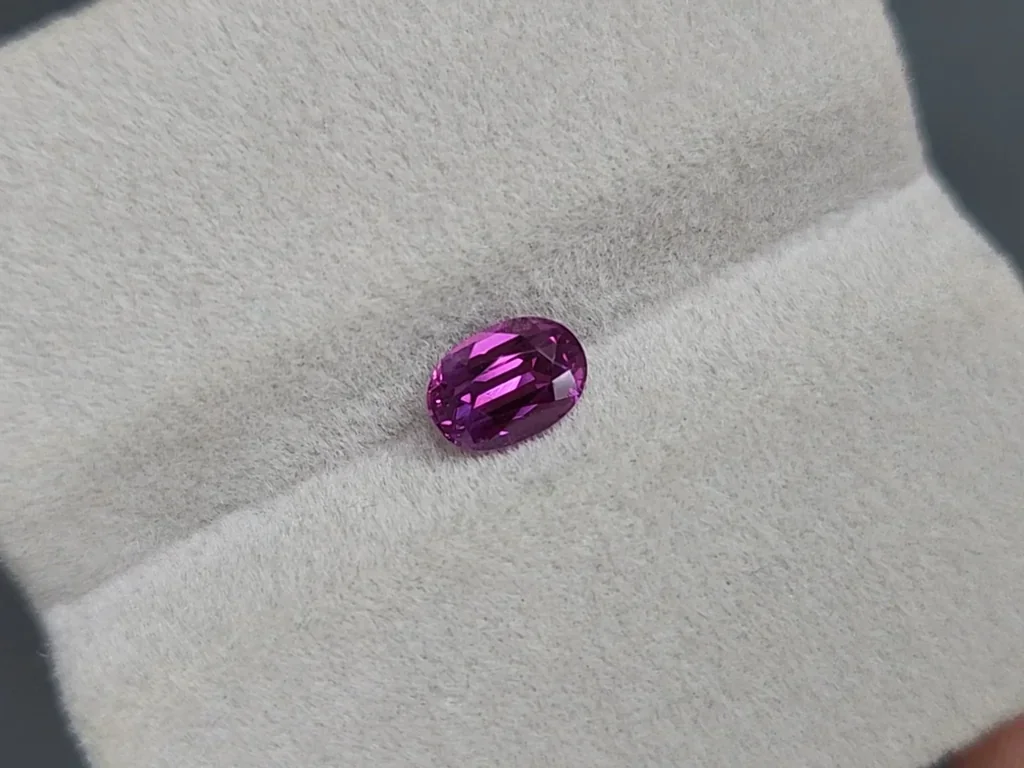 Zafiro púrpura de talla ovalada de 1,02 carats, Madagascar Image №4