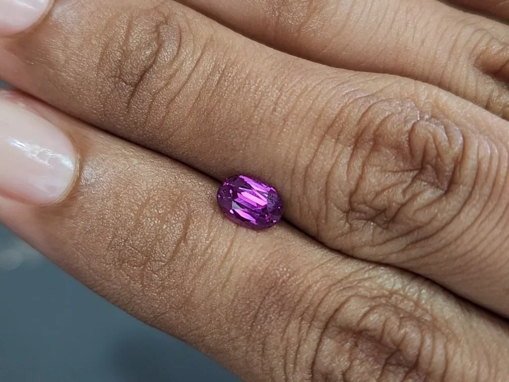 Zafiro púrpura de talla ovalada de 1,02 carats, Madagascar Image №2
