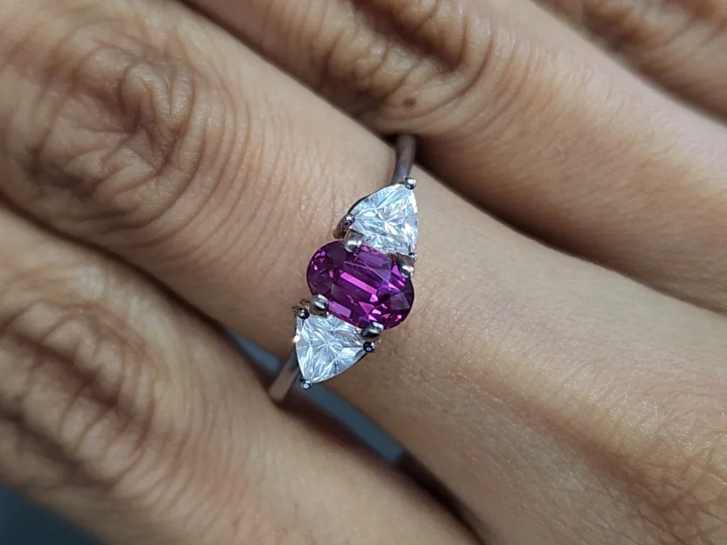 Zafiro púrpura de talla ovalada de 1,02 carats, Madagascar Image №5