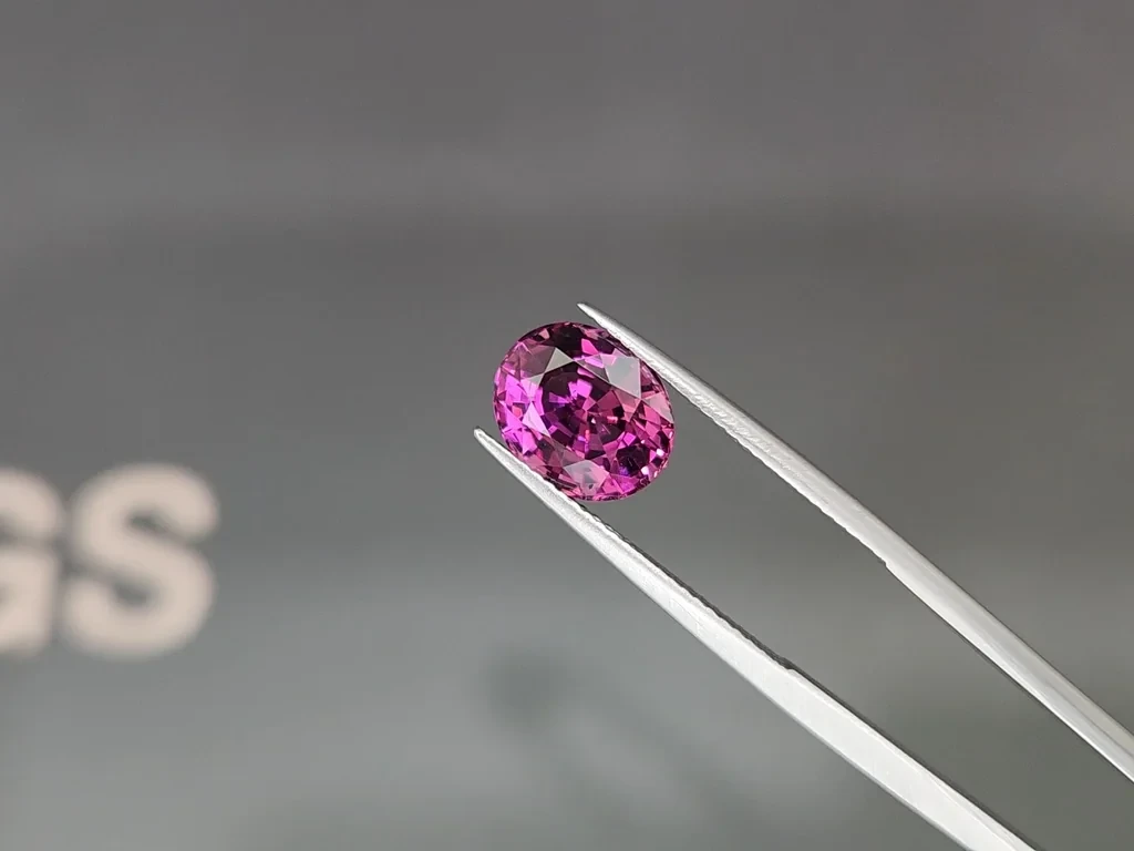 Rhodolith granat oval geschliffener, leuchtend rosa 4,34 karat,Tansania Image №3