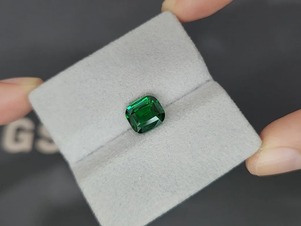 Leuchtend grüner tsavorit granat  kissenförmig geschliffener 3,03 karat, aus Afrika Image №4