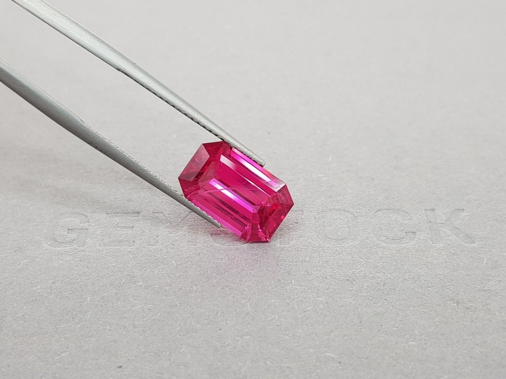 Vivid pinkish-red Burmese spinel in octagon cut 5.22 ct Image №4