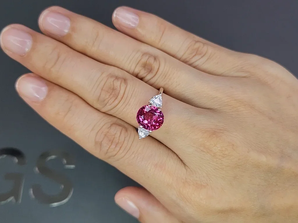 Saphir Padparadscha taille ovale rose vif non chauffé 4,36 carats, Madagascar Image №5