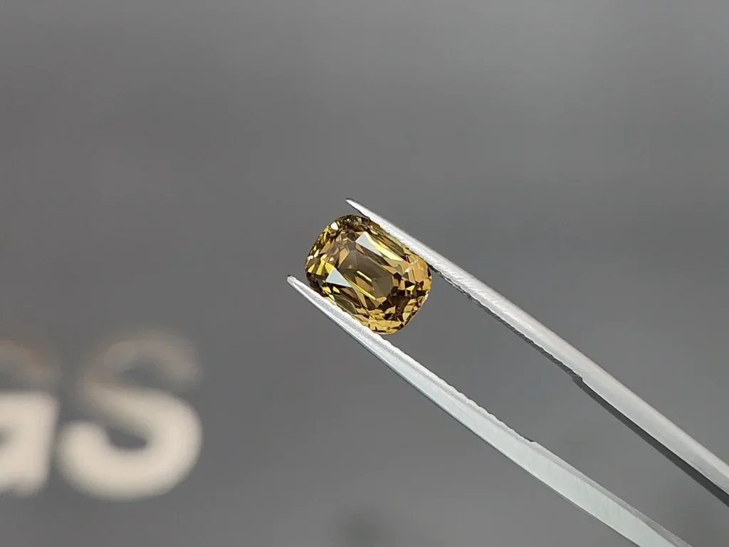 Yellow-green chrysoberyl in cushion cut 3.10 carats, Sri Lanka Image №3