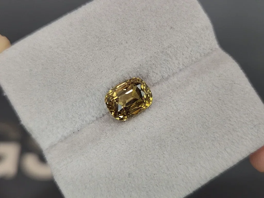 Yellow-green chrysoberyl in cushion cut 3.10 carats, Sri Lanka Image №4