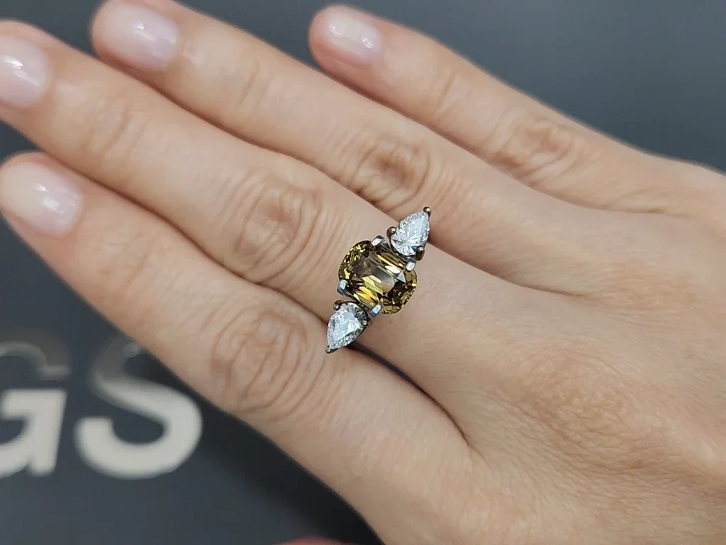 Yellow-green chrysoberyl in cushion cut 3.10 carats, Sri Lanka Image №5