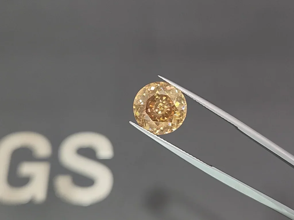 Zircon brun taille ronde 10,24 carats, Tanzanie Image №3