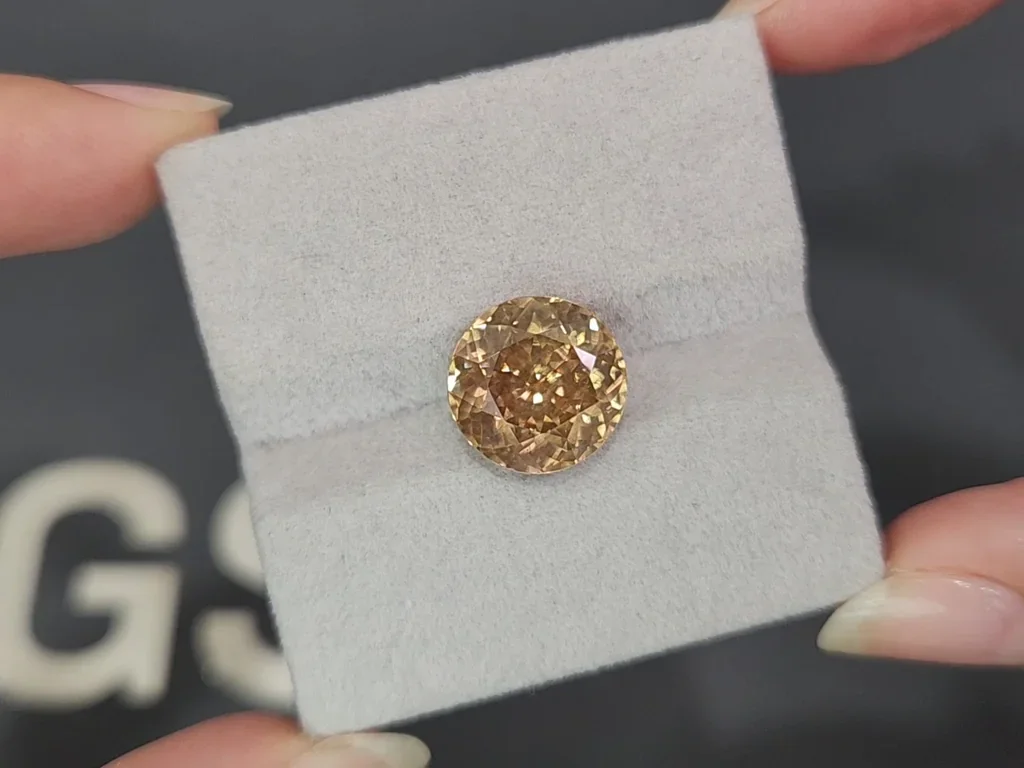 Zircon brun taille ronde 10,24 carats, Tanzanie Image №4