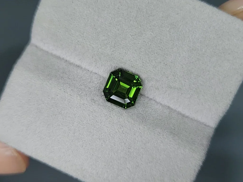 Circón verde intenso talla Asscher 1,72 ct, de Tanzania Image №4
