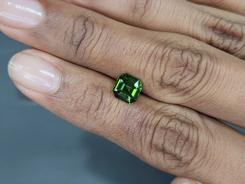Circón verde intenso talla Asscher 1,72 ct, de Tanzania Image №2