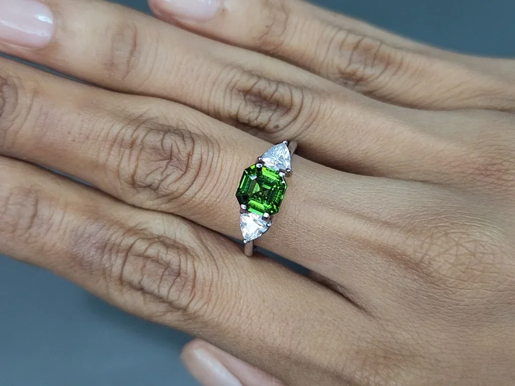 Circón verde intenso talla Asscher 1,72 ct, de Tanzania Image №5