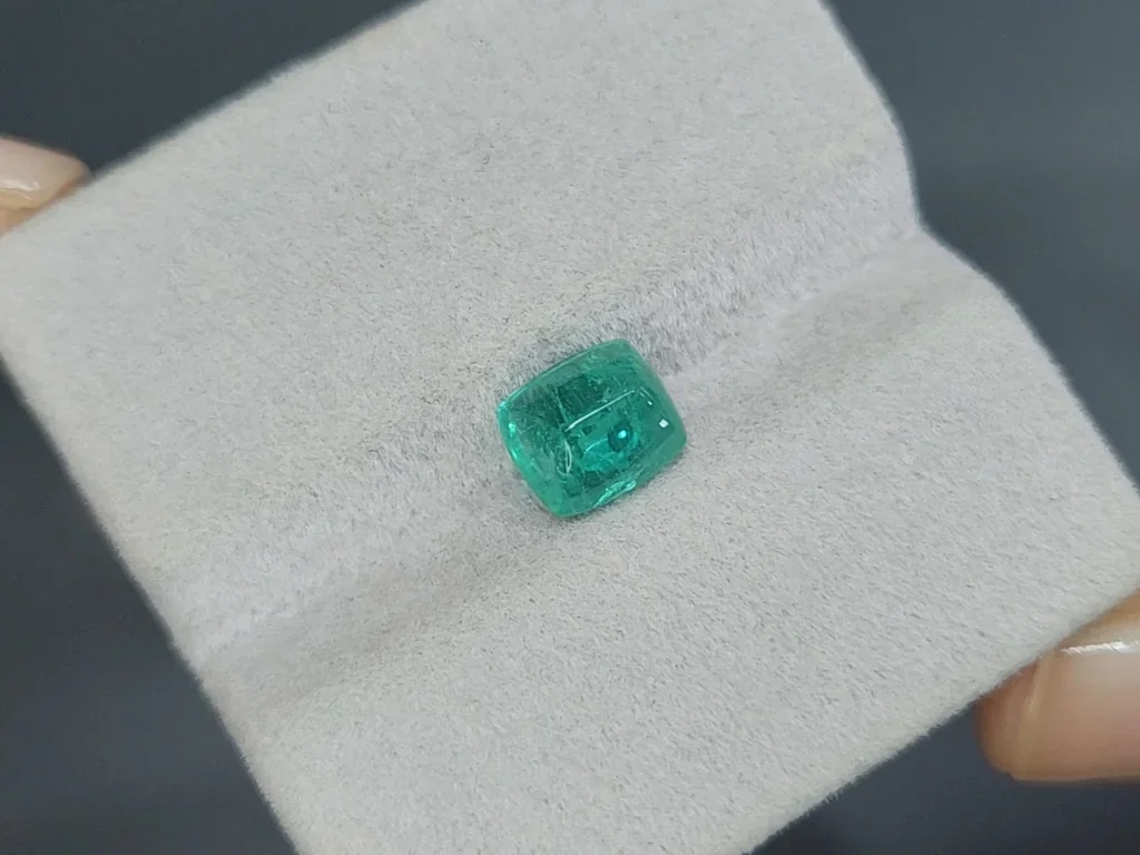 Smaragd im zuckerhutschliff 2,02 carats, Russland Image №4