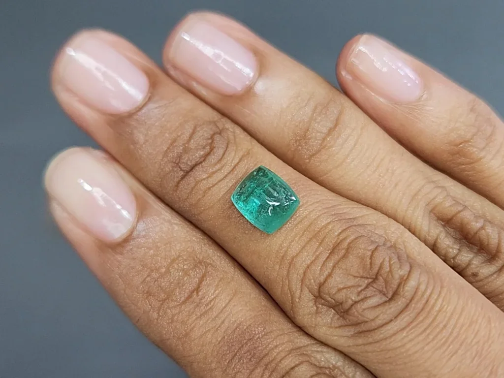 Smaragd im zuckerhutschliff 2,02 carats, Russland Image №2