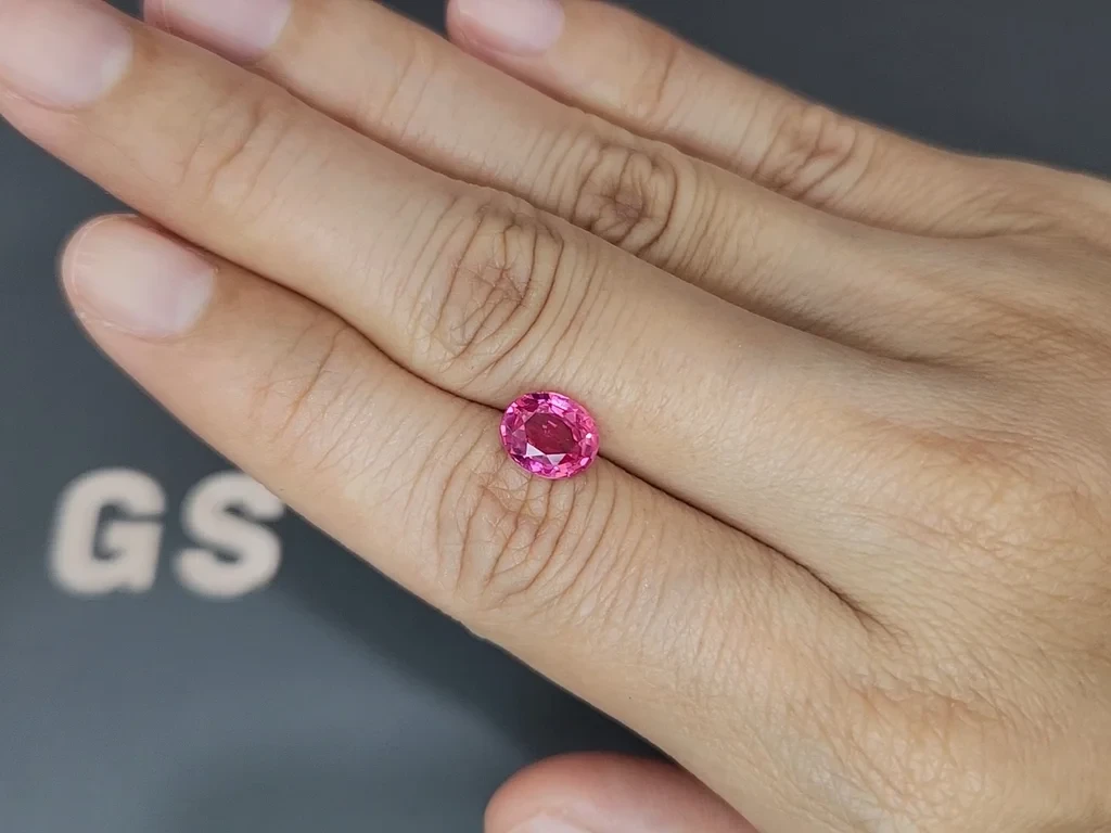 Leuchtend rosa spinell oval geschliffener 2,05 karat, Tansania Image №2