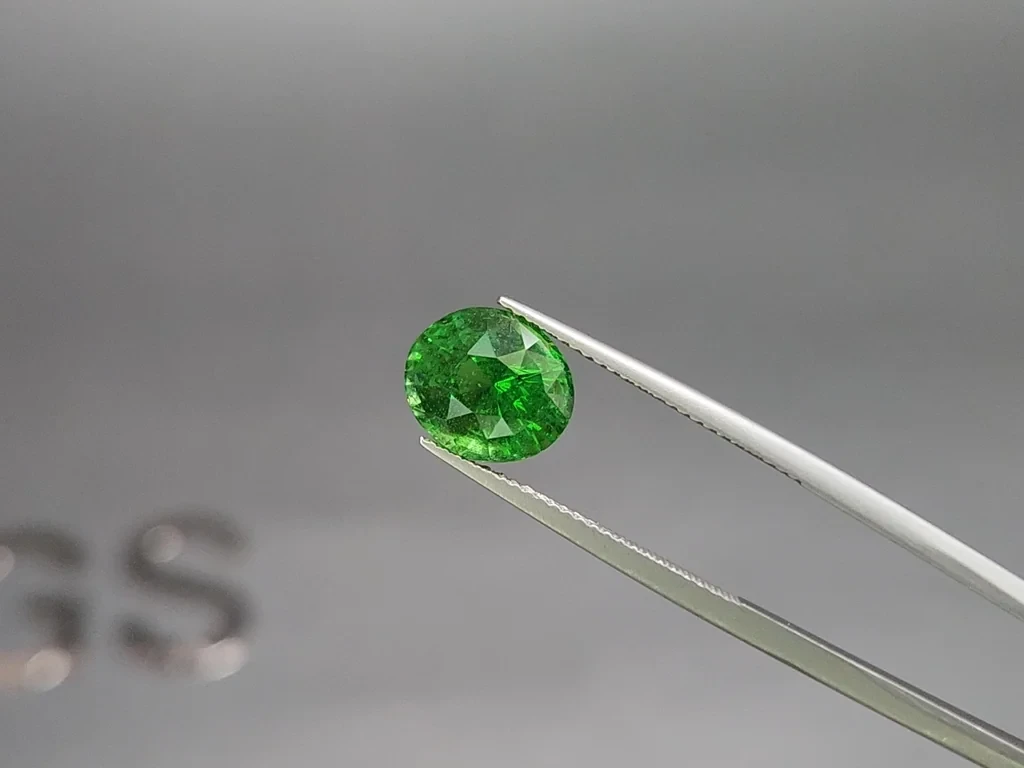 Garnet tsavorite oval cut 5.25 carats,  Africa Image №3