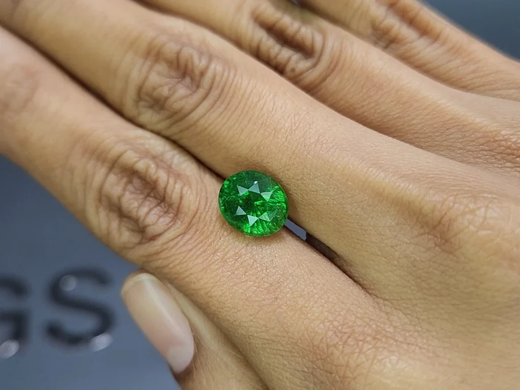Garnet tsavorite oval cut 5.25 carats,  Africa Image №2