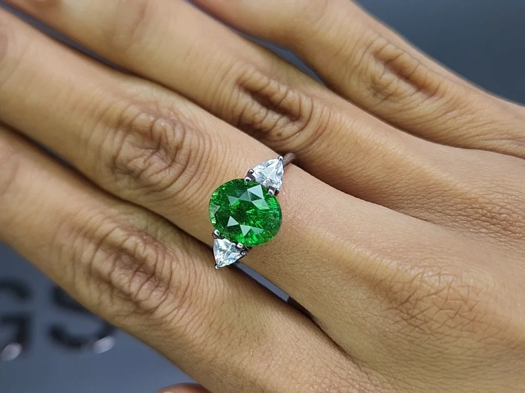 Garnet tsavorite oval cut 5.25 carats,  Africa Image №5
