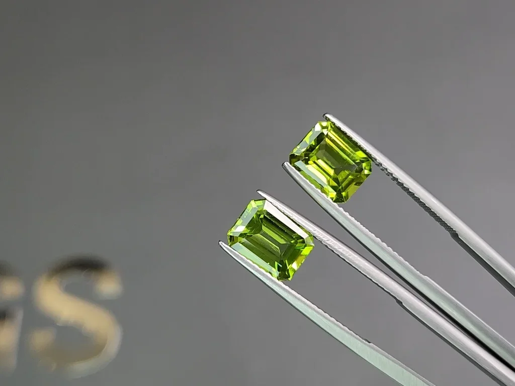 Par de peridotos de Birmania, talla octágono de 4,69 quilates Image №3