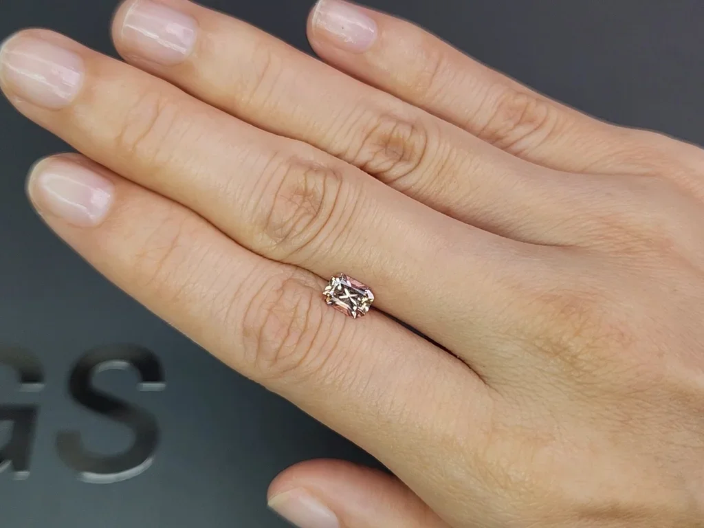 Orange radiant cut sapphire 0.99 carats, Madagascar Image №2