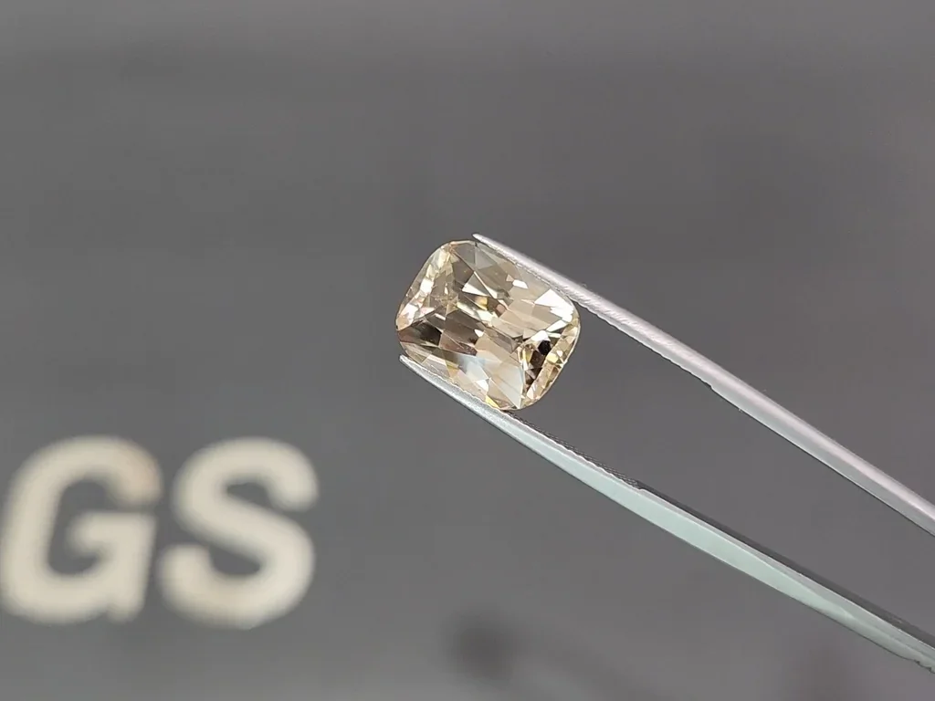 De circón marrón de talla cojín 10.30 carats, Tanzania Image №3